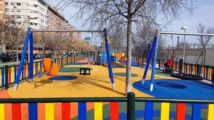 Archivo - El parque Lenguas Oeste, en Villaverde Alto, contará con un nuevo parque infantil con juegos y columpios adaptados