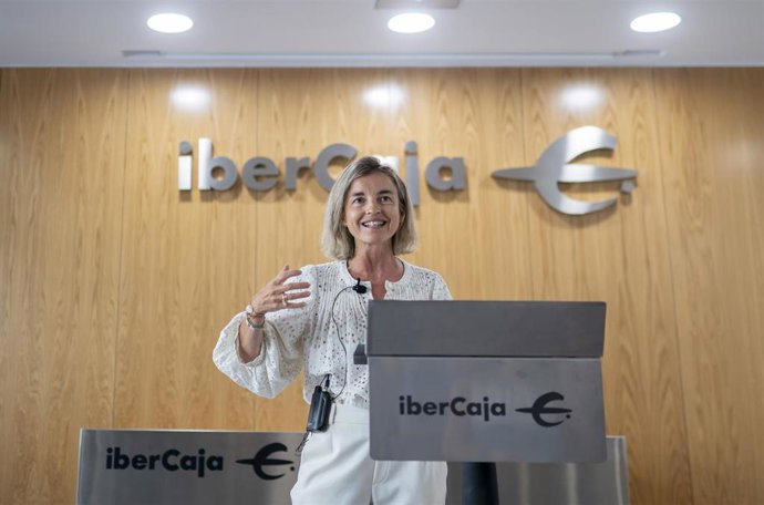 Archivo - La directora de inversiones de Ibercaja, Beatriz Catalán, interviene durante la presentación del balance de actividad del primer semestre y las perspectivas de los mercados bursátiles y de inversión para el segundo semestre de 2025 de Ibercaja G