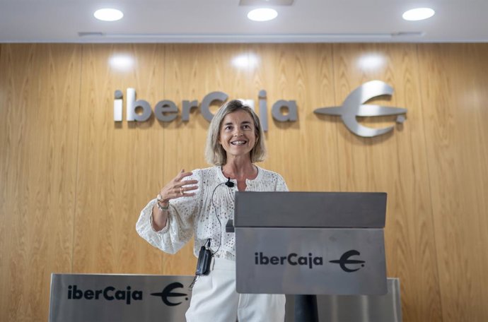 Archivo - La directora de inversiones de Ibercaja, Beatriz Catalán, interviene durante la presentación del balance de actividad del primer semestre y las perspectivas de los mercados bursátiles y de inversión para el segundo semestre de 2025 de Ibercaja G
