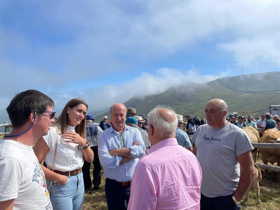 Archivo - El diputado del PP en la Junta General Luis Venta visita la feria ganadera de Villanueva de Oscos.