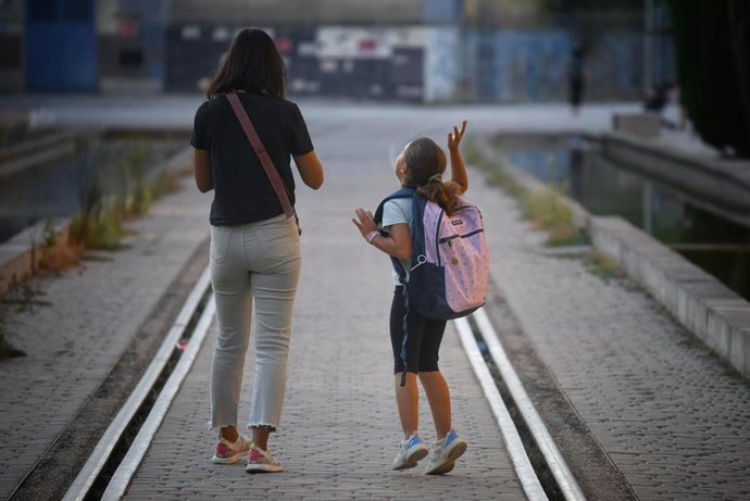 Archivo - Varios alumnos a la llegada al primer día de colegio en la Comunidad de Madrid, a 8 de septiembre de 2025, en Madrid (España).