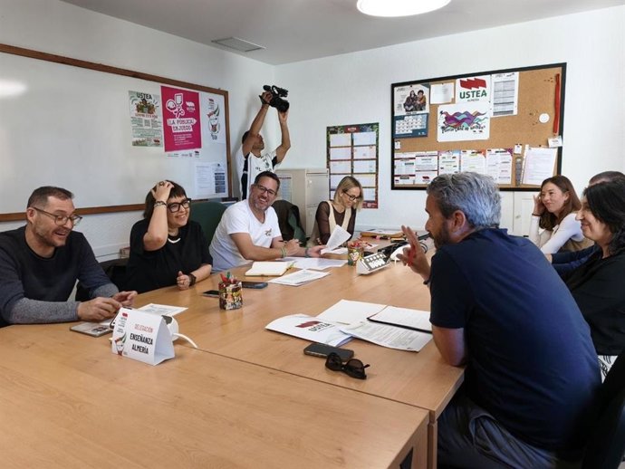 El portavoz de Adelante Andalucía, José Ignacio García, se reune con miembros del sindicato Ustea en Almería.