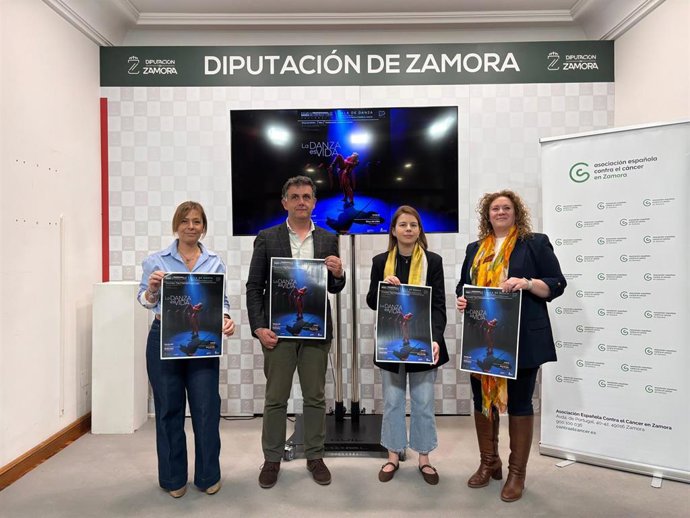 Los representantes de las instituciones, empresas y colectivos, en la presentación del evento.