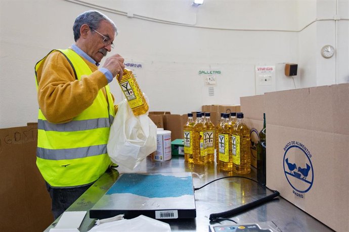 Archivo - Voluntarios durante la iniciativa Gran Recogida de Alimentos 2025 en el Banco de Alimentos de Madrid, a 6 de noviembre de 2025, en Madrid (España).