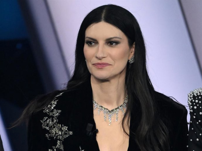 La gabardina vaquera de Laura Pausini confirma lo que ya intuíamos: esta primavera, el denim sube de nivel