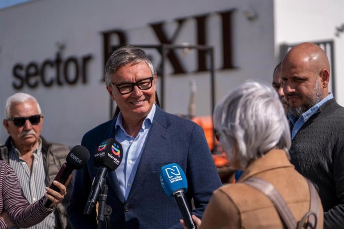 El candidato de Vox a la Presidencia de la Junta en las elecciones autonómicas de 17 de mayo, Manuel Gavira, este lunes en declaraciones a los medios de comunicación en Lebrija (Sevilla).