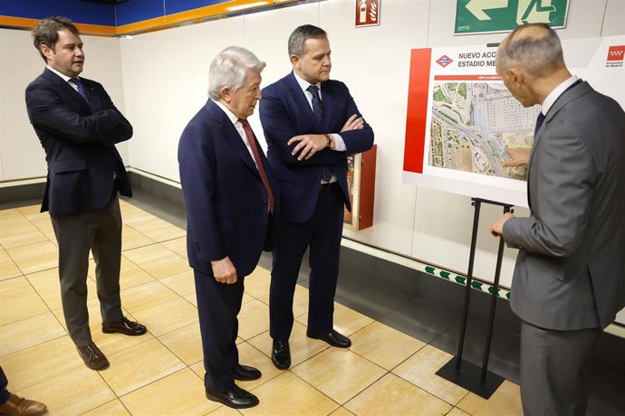 El consejero de Vivienda, Transportes e Infraestructuras de la Comunidad de Madrid, Jorge Rodrigo, en la estación de Metro Estadio Metropolitano junto al presidente del Atlético de Madrid, Enrique Cerezo.