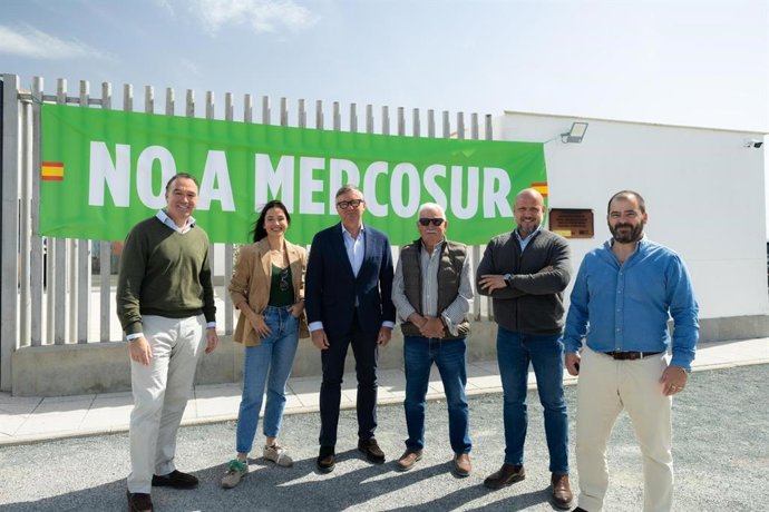 El candidato de Vox a la Presidencia de la Junta, Manuel Gavira (tercero por la izq.), este lunes