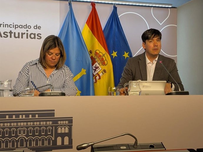 La vicepresidenta del Principado, Gimena Llamedo y el consejero de Ciencia, Industria y Empleo, Borja Sánchez en rueda de prensa en la sede de Presidencia.
