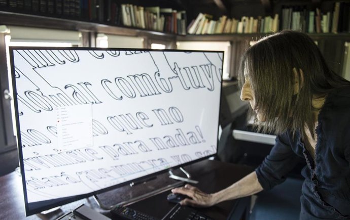 Elena Asins trabajando en su estudio, 2015