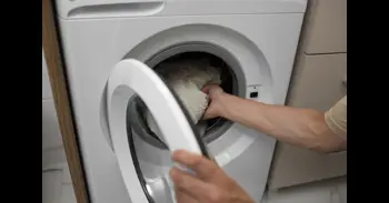 Por qué debes lavar la lavadora y cómo hacerlo