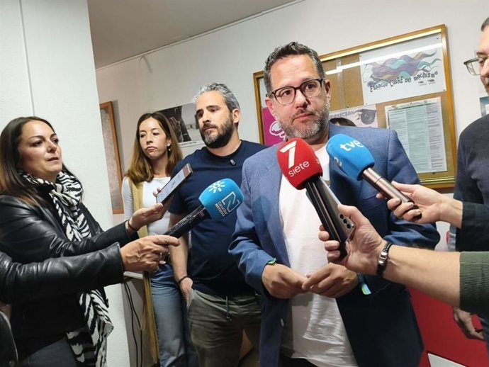 El portavoz de Adelante Andalucía, José Ignacio García, atiende a los medios en Almería.