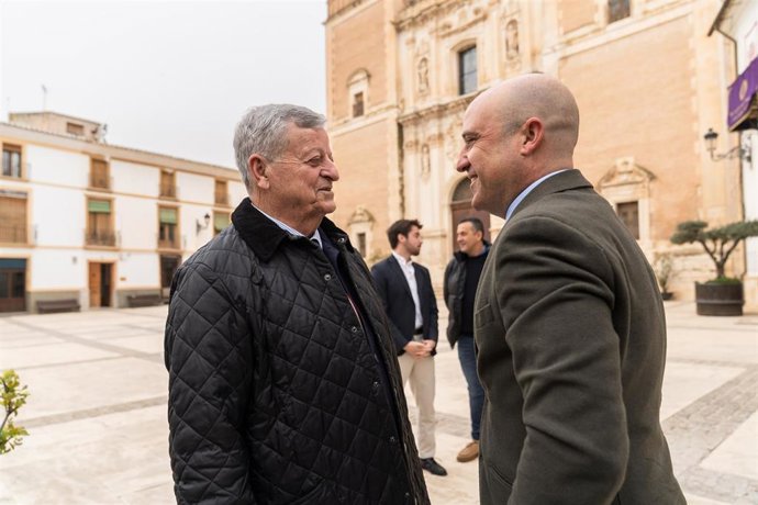 Archivo - El presidente de la Diputación de Almería, José Antonio García Alcaina, junto al alcalde de Vélez-Rubio, Miguel Martínez-Carlón, durante su última visita al municipio.