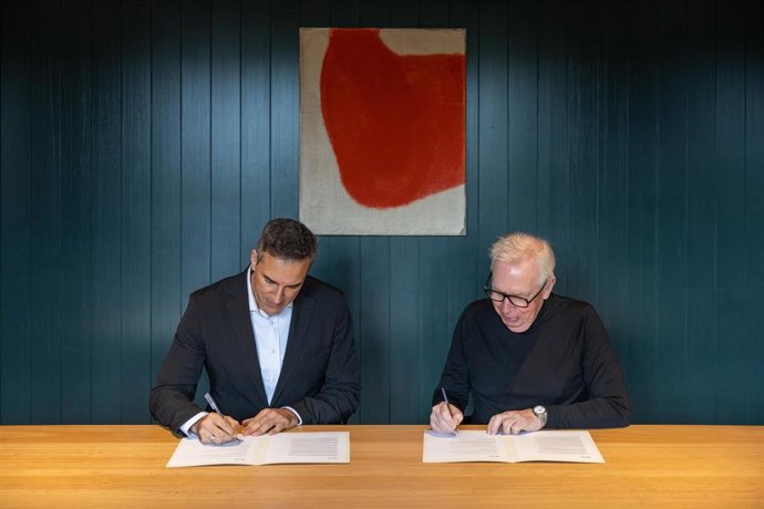 Archivo - (I-D): El Secretario General De Agenda Urbana, Vivienda Y Arquitectura, Iñaqui Carnicero, Y El Presidente De La Fundación RIA, David Chipperfield.