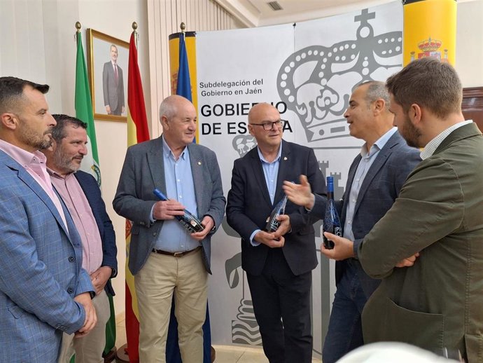 Manuel Fernández con responsables de Picualia