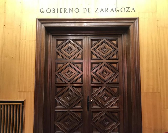 Cartel de la entrada de la sala del Gobierno de Zaragoza