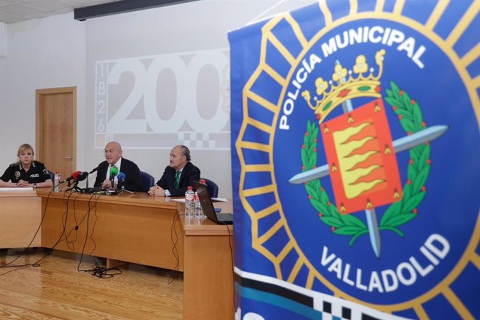 El alcalde de Valladolid, Jesús Julio Carnero (en el centro), durante la presentación de la memoria de la Policía Municipal.
