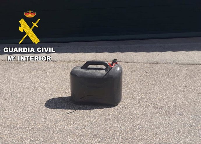 Garrafa con la que el presunto autor de los hechos vertió gasolina en la vía pública en San Emiliano (León) para prenderle fuego.