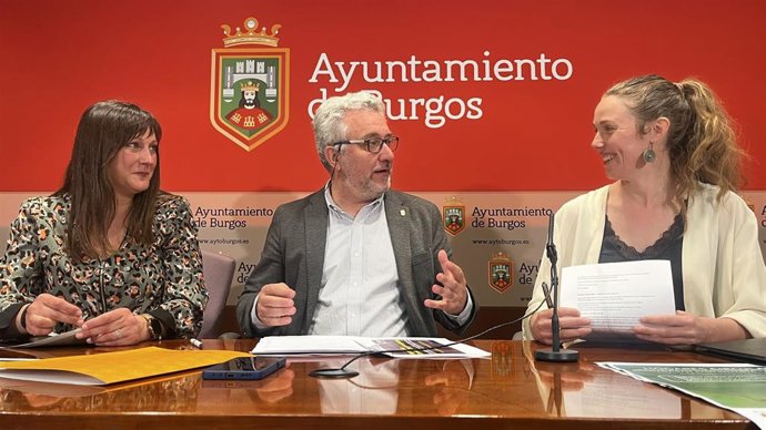 El concejal de Medio Ambiente de Burgos, Carlos Niño, junto a Virginia Fuentes y Beatriz Quintana, responsables del programa.