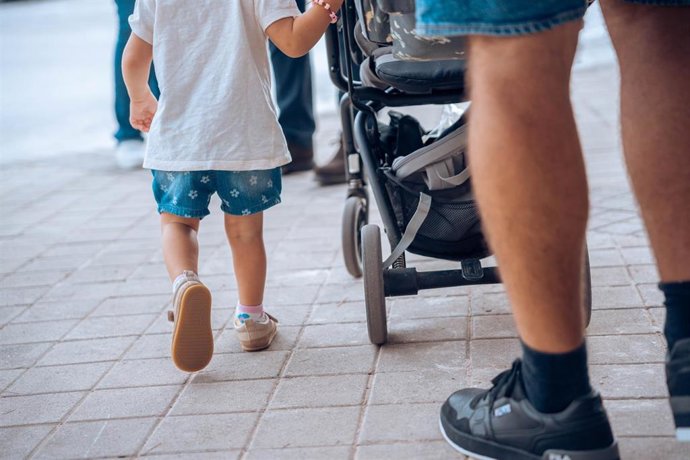 Archivo - Un niño camina junto a un carro a su llegada a la nueva Escuela Infantil Municipal Las Golondrinas, a 6 de septiembre de 2023, en Madrid (España). 