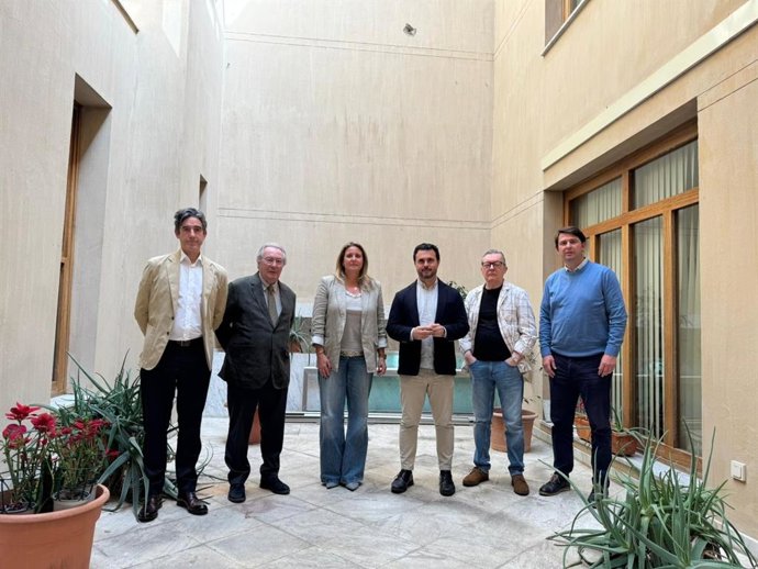 Jurado del XVI Premio Iberoamericano de Poesía Hermanos Machado de Sevilla.