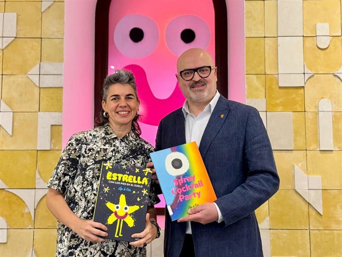 La ilustradora infantil Olga de Dios con el concejal de Cultura, Juan Carlos Monroy.