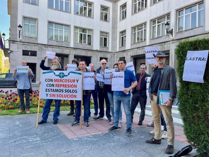 Ganaderos concentrados este lunes ante Delegación del Gobierno, en Oviedo.