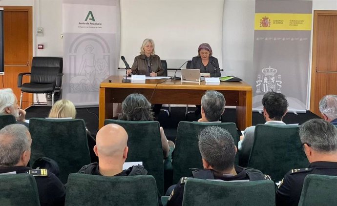 La subdelegada del Gobierno en Cádiz, Blanca Flores, y la delegada de la Junta en la provincia gaditana, Mercedes Colombo, copresiden una reunión de coordinación del dispositivo para el Gran Premio de España de Motociclismo en el Circuito de Jerez