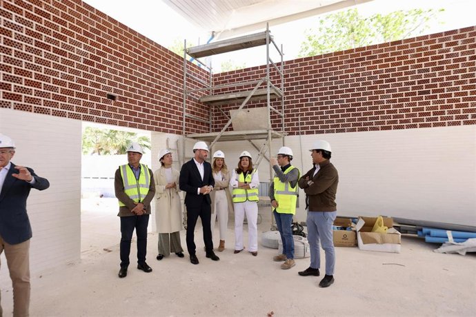 La consejera de Desarrollo Educativo y Formación Profesional, María del Carmen Castillo (3d), visita en La Campana (Sevilla) el colegio de Infantil y Primaria Bernardo Barco. A 6 de abril de 2026 en La Campana, Sevilla (Andalucía, España). 