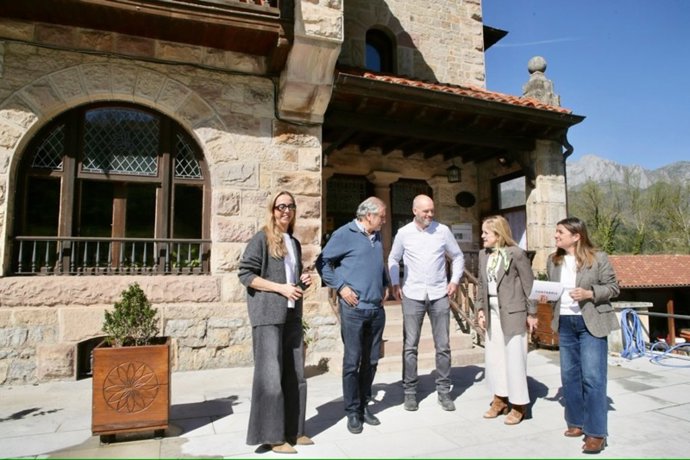 La consejera de Presidencia, Isabel Urrutia, durante su visita a la Casona de Sotama en Cillorigo de Liébana