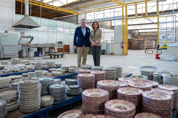 El presidente del consejo de administración de La Cartuja de Sevilla, Javier Targhetta,  y la consejera de la empresa, Mar Madrid, en la fábrica de la compañía.