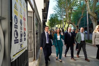 La consejera de Fomento, Articulación del Territorio y Vivienda, Rocío Díaz, y el delegado de la Junta en Jaén, Jesús Estrella, en el centro, en la visita a obras en viviendas de Las Protegidas.