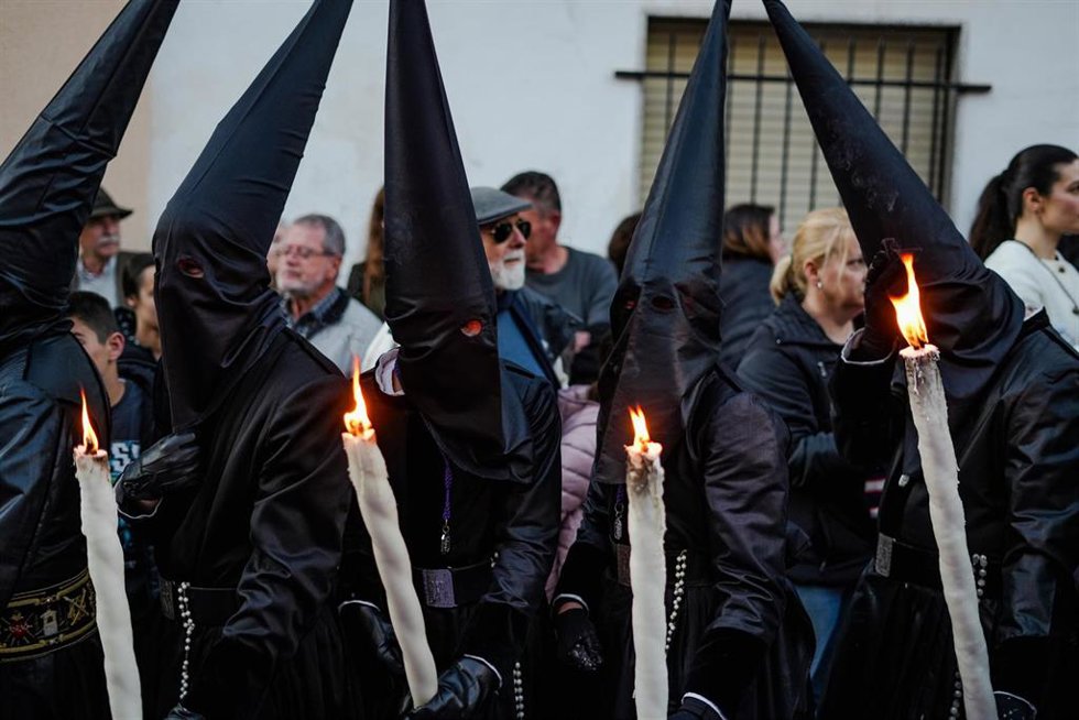 Nazarenos durante la procesión del Santo Entierro de la Cofradía de la Purísima Sangre de Sagunto durante el Viernes Santo, a 3 de abril de 2026, en Sagunto, Valencia.