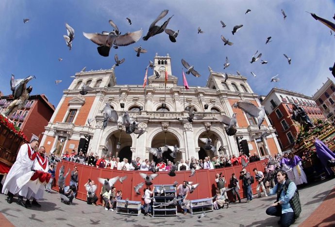 Suelta de palomas el Domingo de Resurrección de 2026 ante la fachada del Ayuntamiento de Valladolid.