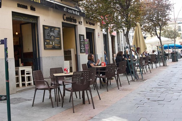 Archivo - Ambiente en una terraza de un bar, a 21 de marzo de 2024, en Madrid (España). 