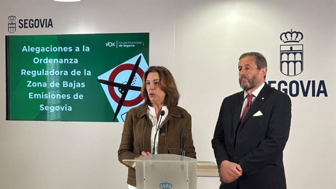 Los dos concejales de VOX en el Ayuntramiento de Segovia, la portavoz Esther Núñez, y el abogado Alfonso de Ceballos-Escalera.