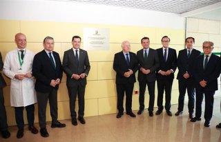(Desde Izda.) Triviño, Sanz, Moreno, Aguirre, Bellido, Villamandos, Nieto Y Fuentes, Junto A La Placa Conmemorativa Del 50º Aniversario Del Hospital Reina Sofía De Córdoba.