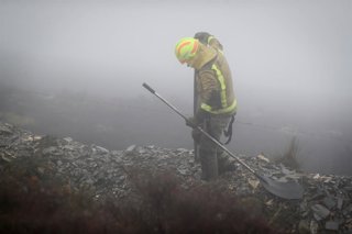 Un bombero trabaja en las labores de extinción de un incendio forestal que ha consumido 25 hectáreas, a 28 de marzo de 2026, en Ourol, Lugo, Galicia (España). Un incendio forestal permanece activo en el municipio lucense de Ourol, en la parroquia de Susto