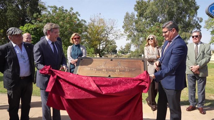 Rafael Carmona (i) y Álvaro Pimentel descubren el relieve de bronce dedicado al Puente de Alfonso XIII.
