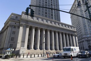 Archivo - October 1, 2025, New York, New York, USA: People walk past the Thurgood Marshall United States Courthouse at 40 Centre Street in Foley Square in Manhattan's Civic Center.
