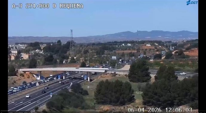 Retenciones en la A-3 a la altura de Requena (Valencia) durante la mañana del Lunes de Pascua