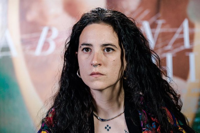La directora Júlia de Paz durante una entrevista para Europa Press, a 6 de abril de 2026, en Madrid (España). La película ‘La buena hija’ cuenta la historia de Carmela, una niña de 12 años que vive sola con su madre en una relación marcada por la dependen