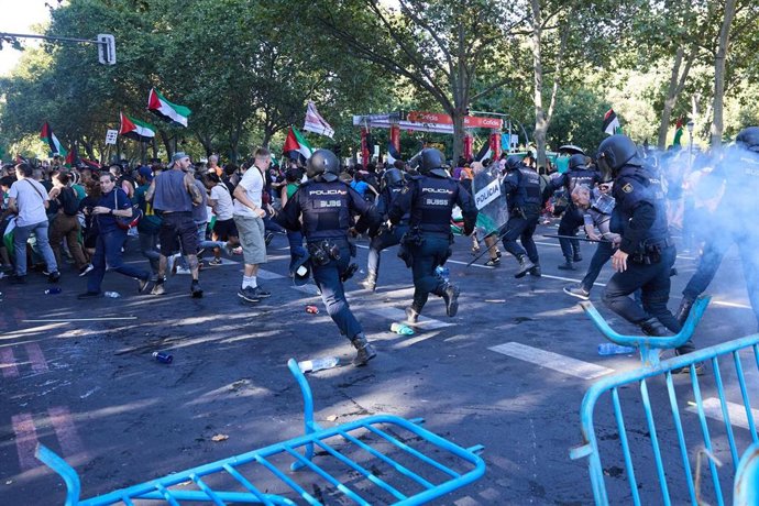 Archivo - Cargas policiales a varias personas que protestan a favor de Palestina en Atocha, el día de la etapa 21 de la Vuelta Ciclista a España