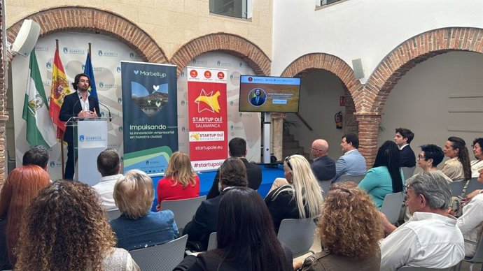 El director general de Fomento del Emprendimiento y la Formación Continua de la Consejería de Universidad, Investigación e Innovación, Javier González, en la presentación del 'Startup Olé Marbella 2026'