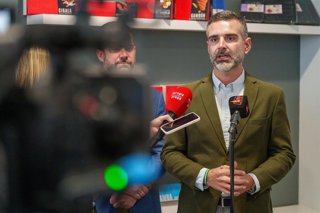 El consejero de Agricultura, Pesca, Agua y Desarrollo Rural, Ramón Fernández-Pacheco, atiende a los medios tras visitar las instalaciones de Congelados Apolo. A 6 de abril de 2026 en Loja, Granada (Andalucía, España). 