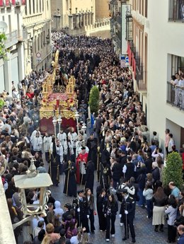 Nuestro Padre Jesús Nazareno, El Abuelo, regresa a su camarín en la procesión del Viernes Santo.