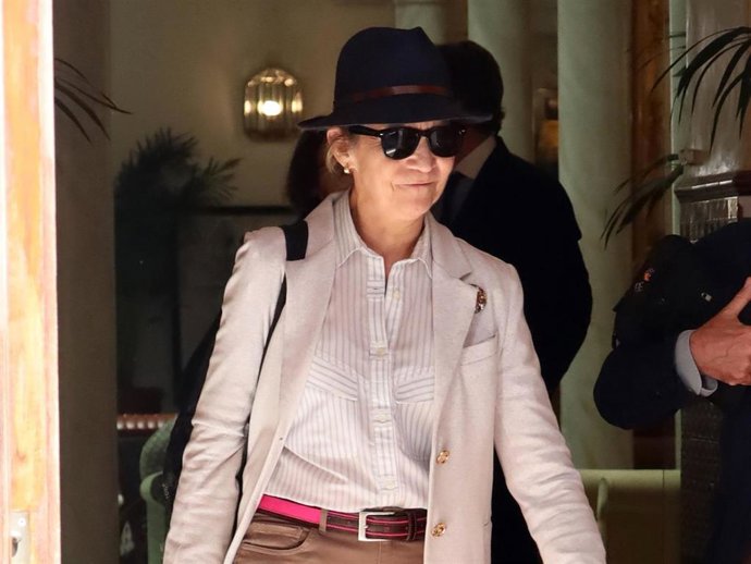 La infanta Elena, sonriente tras su estancia en Sevilla junto a su padre, el Rey Juan Carlos