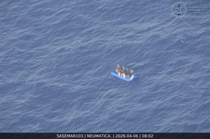 Salvamento Marítimo intercepta una neumática con 37 inmigrantes a 40 millas de Lanzarote