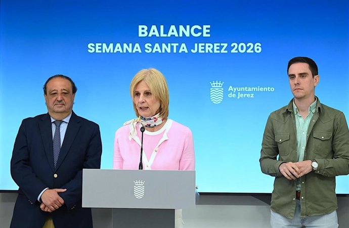 La alcaldesa de Jerez de la Frontera (Cádiz), María José García-Pelayo, junto al teniente de alcaldesa de Coordinación de Servicios Públicos, Jaime Espinar, y el delegado municipal de Cultura y Fiestas, Francisco Zurita, hace balance de Semana Santa
