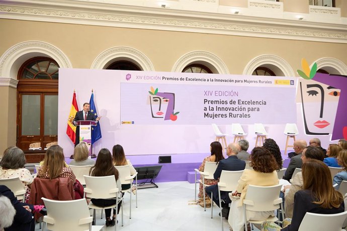 Archivo - El ministro de Agricultura, Pesca y Alimentación en funciones, Luis Planas, preside la entrega de los XIV Premios de Excelencia a la Innovación para Mujeres Rurales, en la sede del Ministerio, a 10 de octubre de 2023, en Madrid (España). El obje